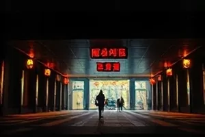 《旧城胶片》八十年代老街区长廊的黑白修复画面