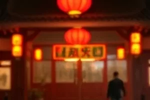 《旧书页之谜》书架上摊开的旧书与夹着的纸条