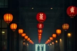 《临时演员日记》片场角落折叠椅与剧本的画面
